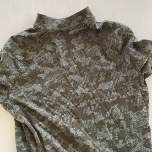 Lululemon 1/4 zip, fleece camouflage. size Large - Picture 5 of 5